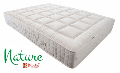 Colchão branco acolchoado com padrão floral nas laterais