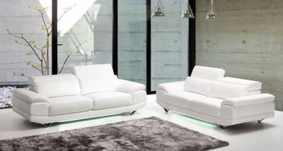 Conjunto de sofás brancos de couro com iluminação LED azul num ambiente moderno