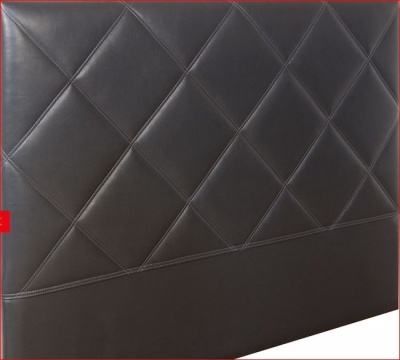 Cabeceira de cama em couro sintético preto com padrão de costura em losangos