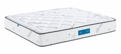 Colchão branco com padrão acolchoado e etiquetas azuis nas laterais