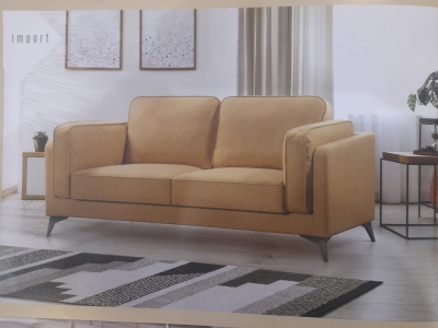 Sofá de dois lugares cor camel em sala com carpete geométrico e decoração minimalista