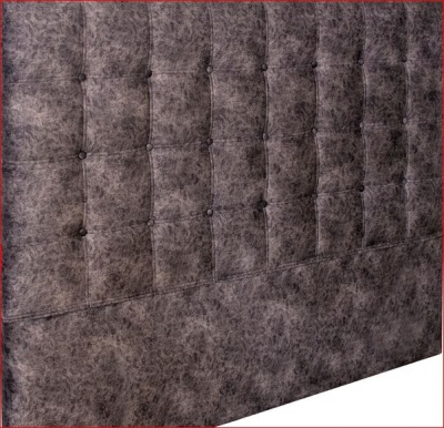 cabeceira de cama cinza escuro com padrão acolchoado e botões