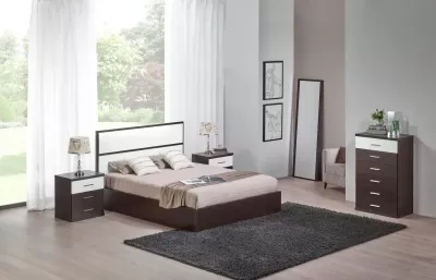 Quarto moderno com cama, mesas de cabeceira, cómoda e cortinas brancas