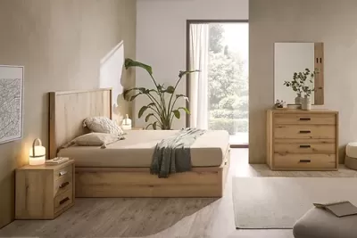 Quarto moderno com mobília em madeira clara, cama, mesas de cabeceira, cómoda, espelho e plantas