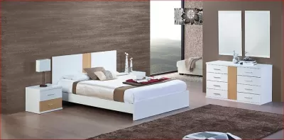 Quarto moderno com cama branca, mesas de cabeceira e cómoda brancas com detalhes em madeira clara