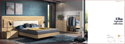 Quarto moderno com cama estofada cinzenta e mobiliário de madeira clara e tapete escuro