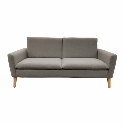 Sofá cinzento de dois lugares com pés de madeira clara