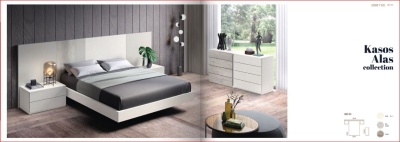 Quarto moderno com cama cinza e branco, mesas de cabeceira, cómoda branca e janela ampla.