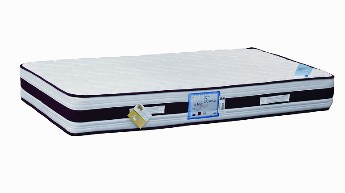 Colchão branco com laterais pretas e brancas e etiquetas