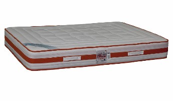 Colchão branco acolchoado com bordas laranja e etiquetas laterais