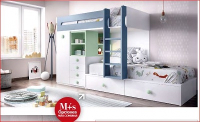 Cama alta infantil branca e azul com gavetas e armário em quarto decorado.