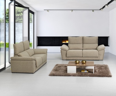 Sala moderna com dois sofás bege, mesa de centro e lareira embutida