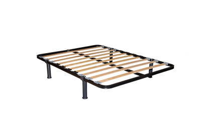 Estrado de cama metálico preto com ripas de madeira claras e quatro pernas