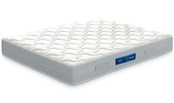 Colchão branco com padrão acolchoado e etiqueta azul