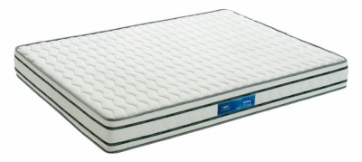 Colchão branco retangular com bordas cinza e etiqueta azul