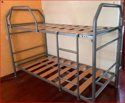 Cama beliche metálica cinza com ripas de madeira