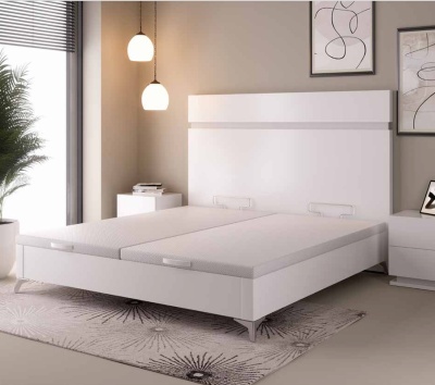 Cama dupla branca moderna com colchões cinza claro e cabeceira alta em quarto minimalista