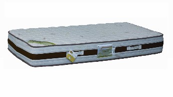 Colchão branco acolchoado com bordas pretas e etiquetas visíveis