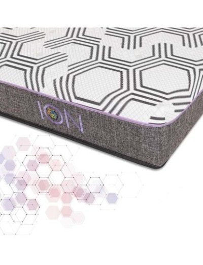 Colchão com padrão geométrico e bordas em tecido cinza escuro com costura lilás