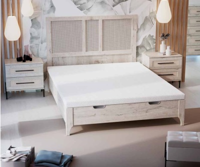 Cama de madeira clara com cabeceira em tela trançada e duas mesas de cabeceira num quarto moderno.