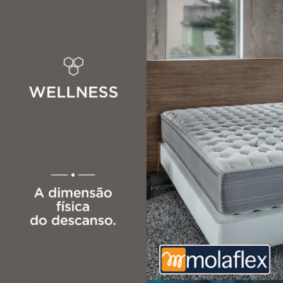 Colchão cinzento acolchoado em cama com cabeceira de madeira e texto wellness