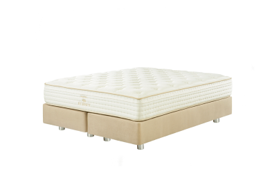 Colchão branco capitonado sobre base bege com pés prateados
