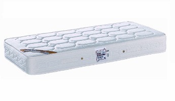 colchão branco acolchoado com etiqueta na lateral