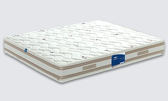 Colchão branco com padrão acolchoado e etiquetas azuis visíveis