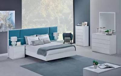 Quarto moderno com cama branca e cabeceira azul, móveis brancos e acabamento minimalista