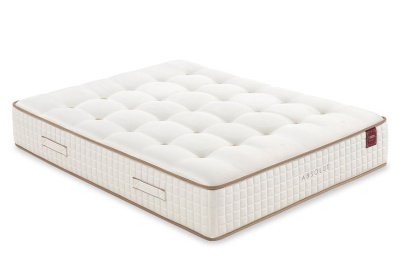 Colchão branco acolchoado com bordas castanhas e alças laterais