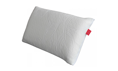Travesseiro branco com padrão em relevo e etiqueta vermelha na lateral