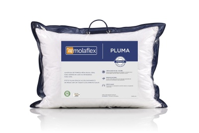 Almofada branca Molaflex Pluma em embalagem transparente com etiquetas azuis e texto