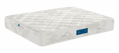 Colchão branco acolchoado com etiquetas azuis nas laterais