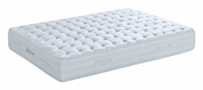 Colchão retangular branco almofadado com alças laterais cinzento claro.