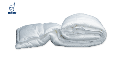 Edredão branco macio e volumoso em fundo preto