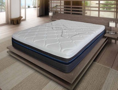 Colchão branco com laterais pretas e azuis numa cama de madeira escura