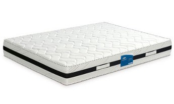 Colchão branco acolchoado com bordas cinza e etiqueta azul