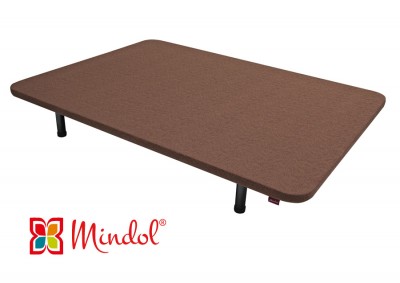 Base de cama castanha com quatro pés pretos e logo Mindol