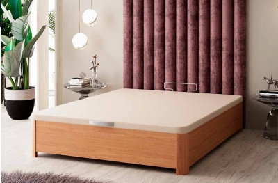 Cama de madeira clara com colchão bege e cabeceira roxa em quarto moderno