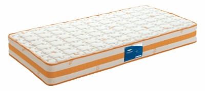 Colchão branco acolchoado com laterais laranja e etiqueta azul