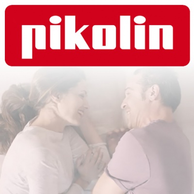 Logótipo 'pikolin' em fundo vermelho com casal deitado sorrindo