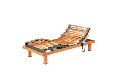 Estrado articulado em madeira clara com ripas curvas e estrutura preta