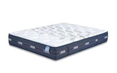 Colchão branco matelassado com bordas azuis e etiquetas laterais