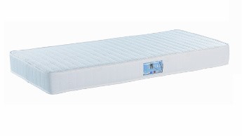 Colchão branco com etiqueta azul e padrão riscado