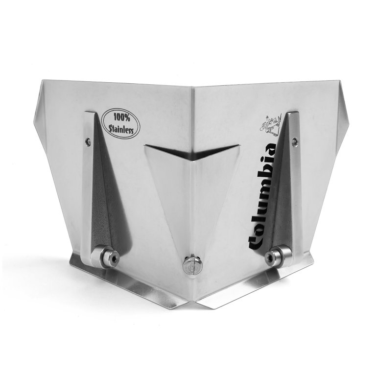 Objeto metálico triangular em aço inoxidável com texto 100% Stainless e Columbia