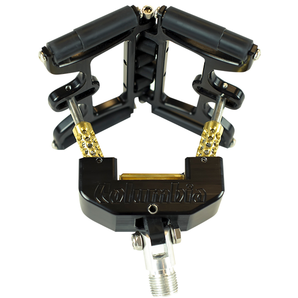 Aparelho de treino de mãos preto e dourado com roldanas acolchoadas e parafuso metálico