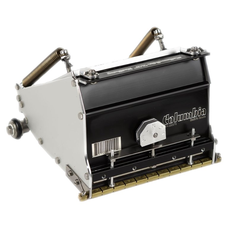 Equipamento metálico preto e prateado para horticultura com manípulos, roda e barra metálica