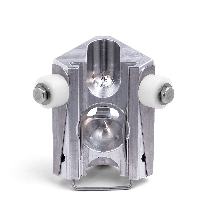 Peça metálica prateada com dois roletes brancos e parafusos, fundo branco