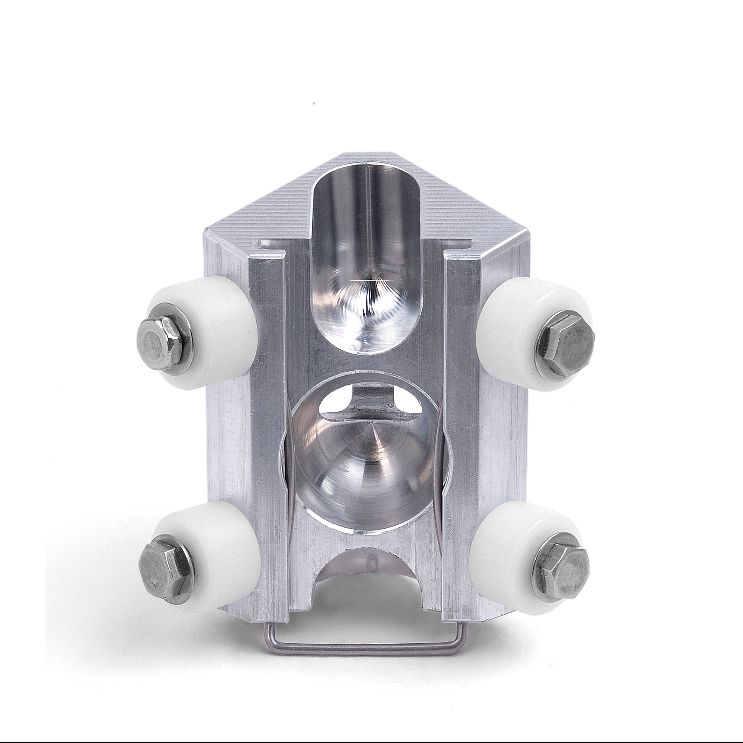 Suporte metálico prateado com quatro rodas brancas e parafusos