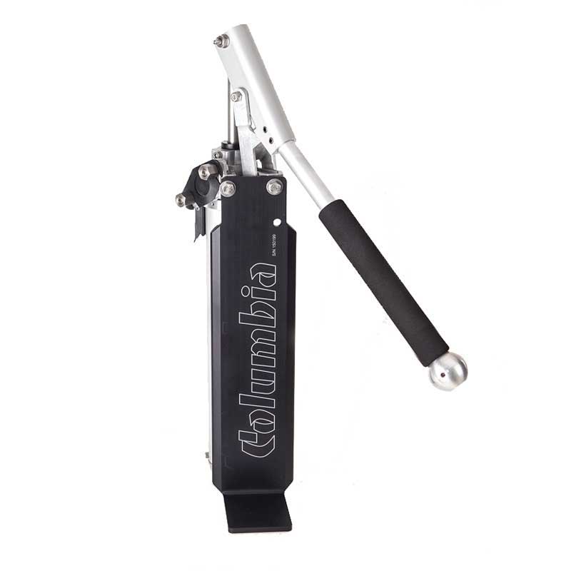 Suporte metálico preto com alavanca prateada e pega preta com o texto Columbia